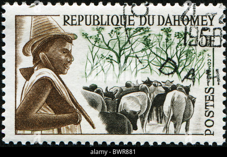 DAGOMEY - circa 1968 : timbre imprimé au Dahomey (maintenant appelé la République du Bénin) montre berger avec un troupeau de vaches, vers 19 Banque D'Images