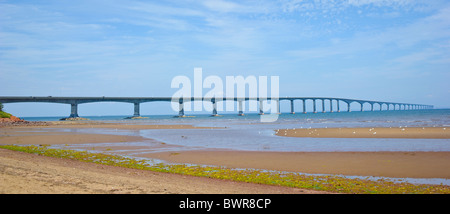 Vue panoramique du pont de la Confédération entre l'Île du Prince-Édouard et le Nouveau-Brunswick sur le détroit de Northumberland Banque D'Images