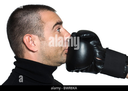 Belle femme avec casque soldat armée saluant sur studio isolated background Banque D'Images