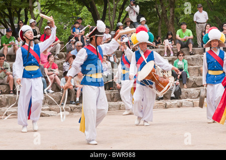 Les membres d'une troupe de danse, les agriculteurs traditionnels Korean Folk Village, Suwon, Corée du Sud Banque D'Images