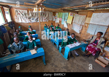 Les bidonvilles de Mathare à écoliers de Maji Mazuri centre et école, Nairobi, Kenya Banque D'Images