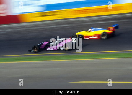 Course automobile floue à l'action. Banque D'Images