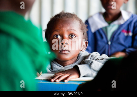 Dans les bidonvilles de Mathare écolière de Maji Mazuri centre et école, Nairobi, Kenya Banque D'Images