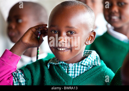 Dans les bidonvilles de Mathare d'écolier Maji Mazuri centre et école, Nairobi, Kenya Banque D'Images