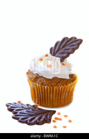 Pumpkin spice avec glaçage vanille cupcake décoré de paillettes à orange et chocolat pour les vacances de Thanksgiving Banque D'Images