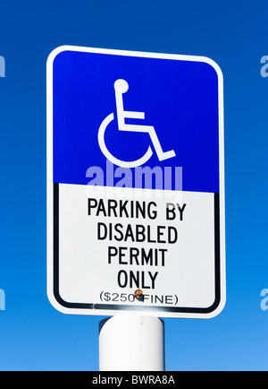 Permis de stationnement pour personnes handicapées seul signe, Florida, USA Banque D'Images