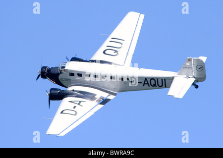 Junkers Ju 52/3m8ge effectués par Lufthansa Traditionsflug voyage loin de un défilé à Duxford Flying Legends Airshow Banque D'Images