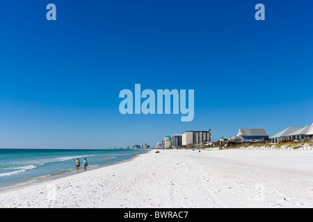 Couple en train de marcher le long du littoral à l'extrémité orientale du Panama City Beach, la Côte du Golfe, Florida, USA Banque D'Images