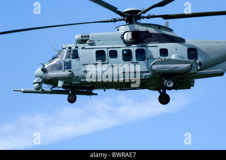 Eurocopter AS-725R2 Caracal exploités par l'Armée de l'Air Française en approche pour l'atterrissage à RAF Fairford Banque D'Images