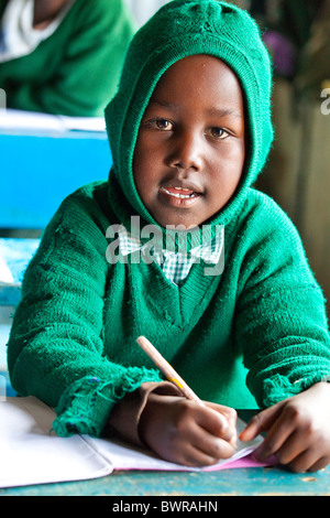 Les enfants des bidonvilles de Mathare, Maji Mazuri centre et école, Nairobi, Kenya Banque D'Images