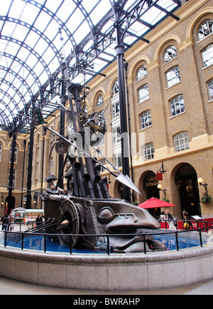 Les navigateurs, la sculpture de David Kemp à l'intérieur de Hays Galleria, Londres Banque D'Images