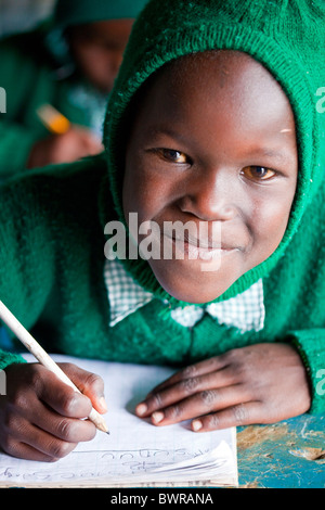 Les enfants des bidonvilles de Mathare, Maji Mazuri centre et école, Nairobi, Kenya Banque D'Images