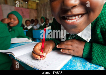 Les enfants des bidonvilles de Mathare, Maji Mazuri centre et école, Nairobi, Kenya Banque D'Images