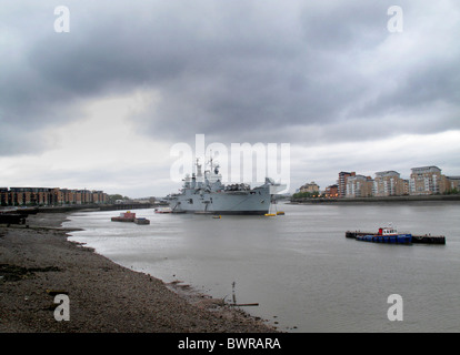 Le HMS Illustrious amarré dans la Tamise Banque D'Images