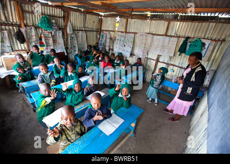 Les enfants des bidonvilles de Mathare, Maji Mazuri centre et école, Nairobi, Kenya centre et école, Nairobi, Kenya Banque D'Images