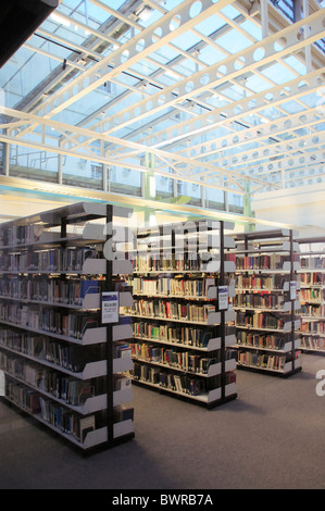 L'intérieur de la bibliothèque moderne Banque D'Images