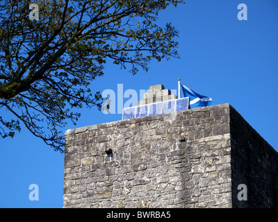 Des panneaux solaires sur toit ancien château Banque D'Images