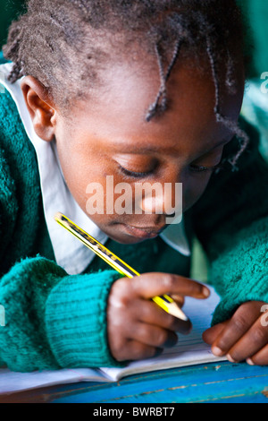 Dans les bidonvilles de Mathare écolière de Maji Mazuri centre et école, Nairobi, Kenya Banque D'Images