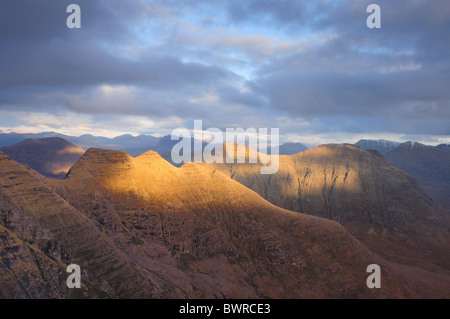 La lumière du soleil sur les cornes de Alligin, et stuc Loch na et Cabhaig Beinn Dearg, Torridon, Wester Ross, les Highlands écossais Banque D'Images