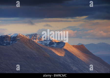 La lumière du soleil de fin de soirée sur la crête du sommet de Torridon, Beinn Eighe, Wester Ross, les Highlands écossais Banque D'Images