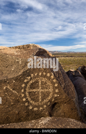 Petroglyph avec motif du point du cercle et faites par la Jornada Mogollon tribu à la Site de pétroglyphes de Trois Rivières, Nouveau Mexique USA. Banque D'Images