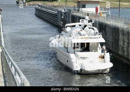 Voir du luxe yacht en passant par Port Mayaca sortie Écluse et barrage du lac Okeechobee, en Floride St. Lucie Canal. Banque D'Images