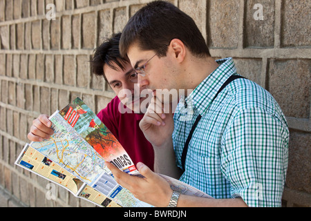 Les touristes de l'Ouest consulting guide et carte à Séoul en Corée du Sud. JMH3947 Banque D'Images