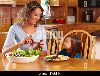 Mère fille servant salad Banque D'Images