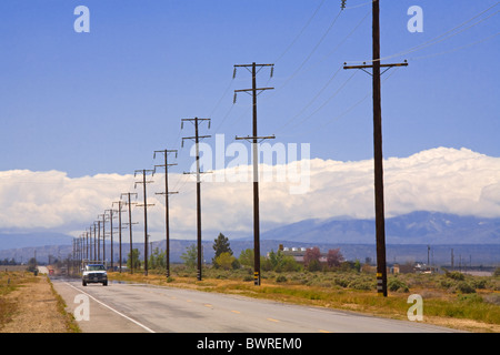 Des poteaux électriques le long de la route, Rosamond, Kern County, Californie, USA Banque D'Images