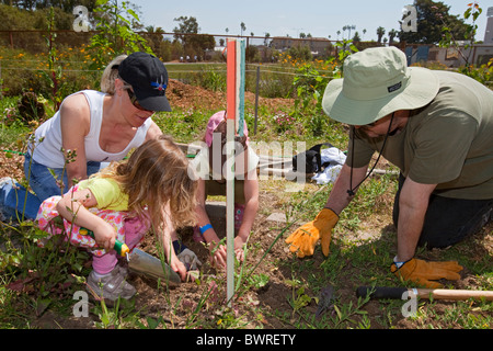 Les élèves, les parents et les enseignants travaillent sur le jardin à la 24e Rue sur le jardin de l'école Grand dimanche. Adams de l'Ouest, Los Angeles Banque D'Images