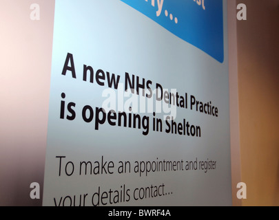 Un signe qui annonce l'ouverture d'un nouveau dentiste NHS - Alchimie pratique pratique dentaire Shelton Stoke on Trent le 31 mars 2009 Banque D'Images