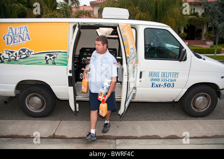 Wes Miller laitier commence souvent son lait du matin itinéraire de livraison autour de 3:30 du matin. Santa Monica, Californie, USA Banque D'Images