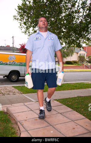 Wes Miller laitier commence souvent son lait du matin itinéraire de livraison autour de 3:30 du matin. Santa Monica, Californie, USA Banque D'Images