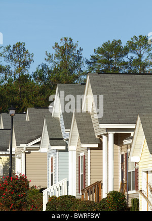 La classe moyenne moderne typique des maisons de lotissement dans un développement de logement aux Etats Unis pendant la saison d'automne. Banque D'Images