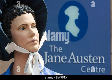 Female mannequin en robe de la période à l'entrée du Jane Austen Centre à Bath Somerset England UK Banque D'Images