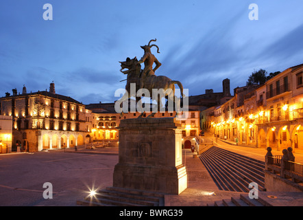 Espagne Europe Trujillo Ville Province de Caceres Estrémadure Plaza Mayor, la place de la vieille ville, Église pavées Banque D'Images