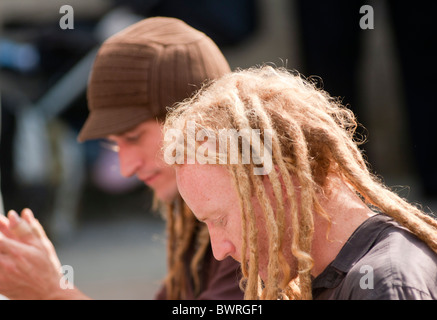 Deux hommes de race blanche avec des dreadlocks vu à Bath, Angleterre Banque D'Images