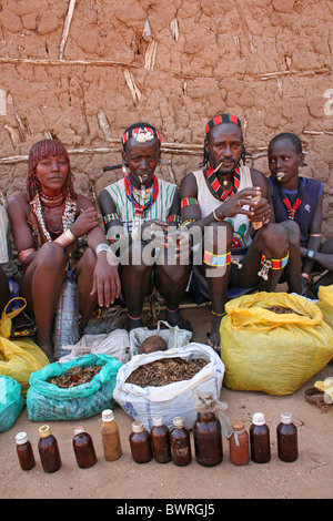 Groupe de tribus Hamer qui vendent du tabac et de l'ocre à Turmi, vallée de l'Omo, Ethiopie Banque D'Images