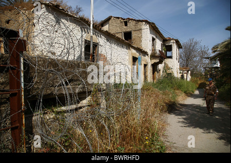 Les vestiges de bâtiments d'habitation dans la zone tampon de l'ONU, Nicosie, Chypre Banque D'Images