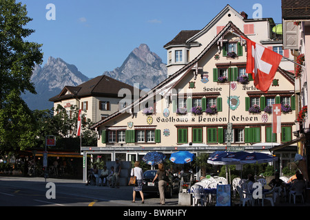 Suisse Europe Brunnen Piscine en plein air à l'extérieur alpin paysage montagne montagnes des Alpes dans le canton de Schwytz Banque D'Images