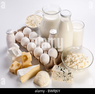 Produits de protéines : fromage, crème, lait, œufs. Sur un fond blanc. Banque D'Images