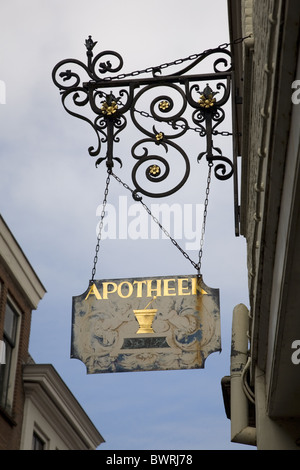 Signe de bord d'une pharmacie dans le port médiéval Zierikzee, Schouwen-Duiveland, Zélande (Nouvelle-Zélande), Pays-Bas Banque D'Images