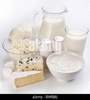 Différents produits laitiers. Sur un fond blanc. Banque D'Images