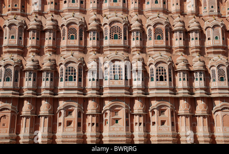 Fenêtres à l'HAVA Mahal ou Palais des Vents à Jaipur, Inde. Banque D'Images