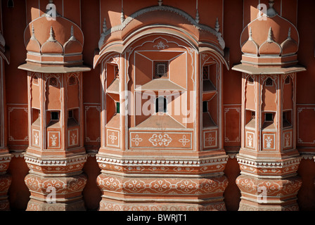 Détail de la fenêtre à l'HAVA Mahal ou Palais des Vents à Jaipur, Inde. Banque D'Images