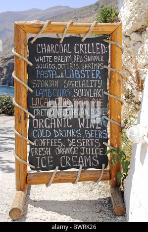 Panneau de menu dans la taverne à Chora Sfakion, Crete Banque D'Images