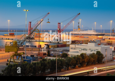 Photo nocturne de la mer de la cargaison dans le port d'Héraklion en Crète (Grèce) Banque D'Images