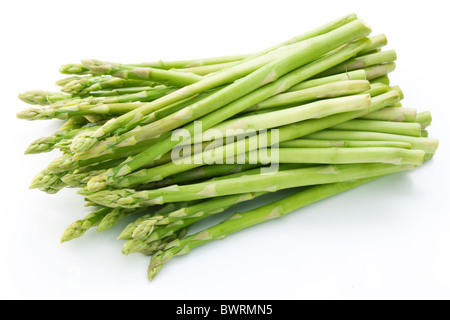 Gerbe d'asperges sur un fond blanc. Banque D'Images