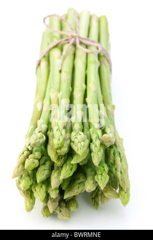 Gerbe d'asperges sur un fond blanc. Banque D'Images