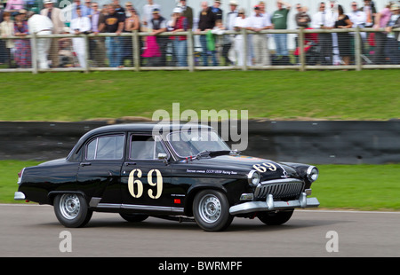 Gaz 1958 Volga M21 avec chauffeur Paul Radisich durant la course pour le Trophée St Marys au Goodwood Revival 2010, Sussex, England, UK Banque D'Images